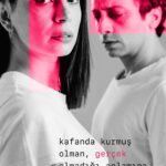Beyza Şekerci Instagram - Hayatımın, kendimce karışık bir zaman dilimi diye adlandırdığım bir dönemde çıktı karşıma bu oyun. Konusu, sözü, yolculuğu tam da bugün yaşadığımız herşeye dokunacak cinsten. Tüm gerçekliği sorgulayacağımız ve hep birlikte içinde kaybolmak isteyeceğimiz 2 perdelik bir izlenim. İlk kez Engin’le @tiyatro.in de aynı çatı altındayız. Yönetmenim Engin’i daha sonra anlatacağım uzun uzun🤭 Gizli kahramanım @hepileriengin 👊🏻🥳🤓 Canım Neslihan @nesly.arslan konservatuvar sınıf arkadaşım, yıllar sonra birlikte sahnede olmak muhteşem💕 Ve vazgeçilmez partnerim @omcelik sana ne desem tarifte tıkanıyorum.. Bana, bize inanıp elimi tuttuğun ve bir an olsun yakamı bırakmadığın için teşekkür ederim🙏🏻 Bu oyuna hazırlanırken başımıza gelen korkunç afet sürecinde @studioin.in de organize edip yardımlaşmalarımızı sürdürürken kararlaştırdığımız gibi, tüm gelirimiz depremzedelere yapılan yardımlara aktarılacaktır. 16-17-18 Mart Moda Sahnesi’nde başlıyoruz. @modasahnesi Biletler @biletinial ✌🏻