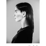 Beyza Şekerci Instagram - Hayatımın, kendimce karışık bir zaman dilimi diye adlandırdığım bir dönemde çıktı karşıma bu oyun. Konusu, sözü, yolculuğu tam da bugün yaşadığımız herşeye dokunacak cinsten. Tüm gerçekliği sorgulayacağımız ve hep birlikte içinde kaybolmak isteyeceğimiz 2 perdelik bir izlenim. İlk kez Engin’le @tiyatro.in de aynı çatı altındayız. Yönetmenim Engin’i daha sonra anlatacağım uzun uzun🤭 Gizli kahramanım @hepileriengin 👊🏻🥳🤓 Canım Neslihan @nesly.arslan konservatuvar sınıf arkadaşım, yıllar sonra birlikte sahnede olmak muhteşem💕 Ve vazgeçilmez partnerim @omcelik sana ne desem tarifte tıkanıyorum.. Bana, bize inanıp elimi tuttuğun ve bir an olsun yakamı bırakmadığın için teşekkür ederim🙏🏻 Bu oyuna hazırlanırken başımıza gelen korkunç afet sürecinde @studioin.in de organize edip yardımlaşmalarımızı sürdürürken kararlaştırdığımız gibi, tüm gelirimiz depremzedelere yapılan yardımlara aktarılacaktır. 16-17-18 Mart Moda Sahnesi’nde başlıyoruz. @modasahnesi Biletler @biletinial ✌🏻