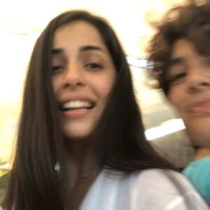 Beyza Şekerci Instagram - Bu hayatta iyi bir dostunuz varsa size hem arkadaş, hem sırdaş, hem abla, hem kardeş olabiliyorsa, sizin ona ihtiyacınız varken sizi arıyor, bir anda aklınıza düştüğünde o da sizi düşünüyorsa ve en anlaşamadığınız konu da bile düşüncelerinizi korkusuzca söylediğinizde anlaşılacağınıza eminseniz, her koşulda birlikte çok güçlü olduğunuzu hissediyorsanız, kalbinizde uçuşan kaygılarınız onunkiyle sözsüz anlaşabiliyorsa, her süreci birlikte atlatabiliyorsanız, onun mutluluğu size huzur veriyor, mutsuzluğu tedirginlik yaratıyorsa o insana sımsıkı sarılın.. Ben öyle yaptım, her gün kalbine hayranlık beslediğim bu güzel yüreğin bende değeri çok büyük. Hangi kelimeleri kullansam, en süslü cümlelerimi de yazsam bendeki yerini anlatmalara doyamam.. iyiki varsın bergümm..
Azmine, gücüne, iradene, kalbine, yüreğine karşılıksız herkese yetişine hayranım..
Seni çok seviyorum, iyiki doğdun🥳🙌🏻 @berguzarkorel