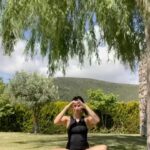 Beyza Şekerci Instagram - Bugün sporumu yeşillikler arasında yaptım. ☘️🌿 Gökçen’in hayatımdaki spor aşkımı yıllar sonra tetiklemesinden, disiplininden duyduğum hazzı kelimelerle anlatamam. @gokcenarikan Bu arada canım çıkıyor, 5 ay oldu düzene gireli hala çılgınlar gibi kas ağrım var🏋🏻‍♀️ Ama farketmez o ders sonu mutluluğunu hiç bir şeye değişmem🫶🏻