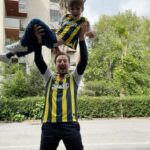 Beyza Şekerci Instagram - Fenerbahçeli olunmaz Fenerbahçeli doğulur💙💛 Can’ın ilk maç deneyimi olacak bugün🫶🏻 Yerinde duramıyor demek hiç abartılı olmaz🙌🏻
