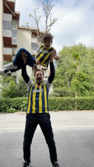 Beyza Şekerci Instagram - Fenerbahçeli olunmaz Fenerbahçeli doğulur💙💛
Can’ın ilk maç deneyimi olacak bugün🫶🏻
Yerinde duramıyor demek hiç abartılı olmaz🙌🏻