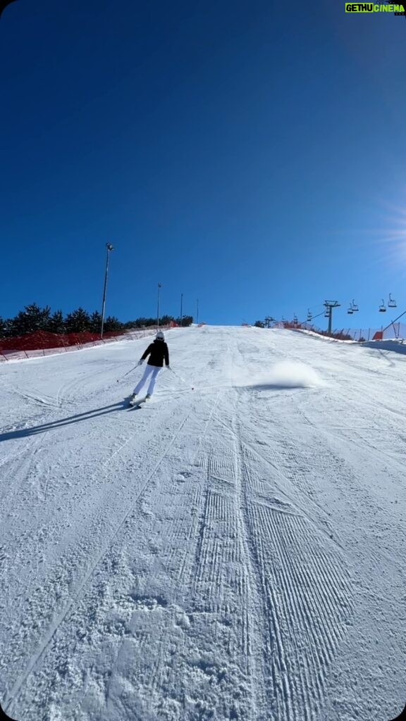 Beyza Şekerci Instagram - 4 günlük Erzurum Palandöken maceramızdan ortaya çıkanlar⛷️ Ay dur onu kesme, bunu koy derken becerdim sanırım🎿 Can’ı da kendimize benzetip, zehirlediysek yeni maceralara devam edebiliriz👊🏻🏅🤪🤩 @hepileriengin