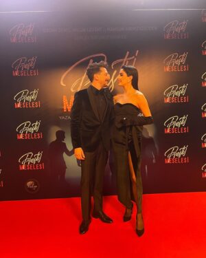 Beyza Şekerci Instagram - Dün gece, @prestijmeselesifilm galasından❤️ bir kez daha hayran oldum sana @hepileriengin muhteşemsin🥂

Styling @eylulyulker  @roomtr 🌻