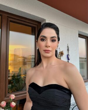 Beyza Şekerci Instagram - Dün gece, @prestijmeselesifilm galasından❤️ bir kez daha hayran oldum sana @hepileriengin muhteşemsin🥂

Styling @eylulyulker  @roomtr 🌻