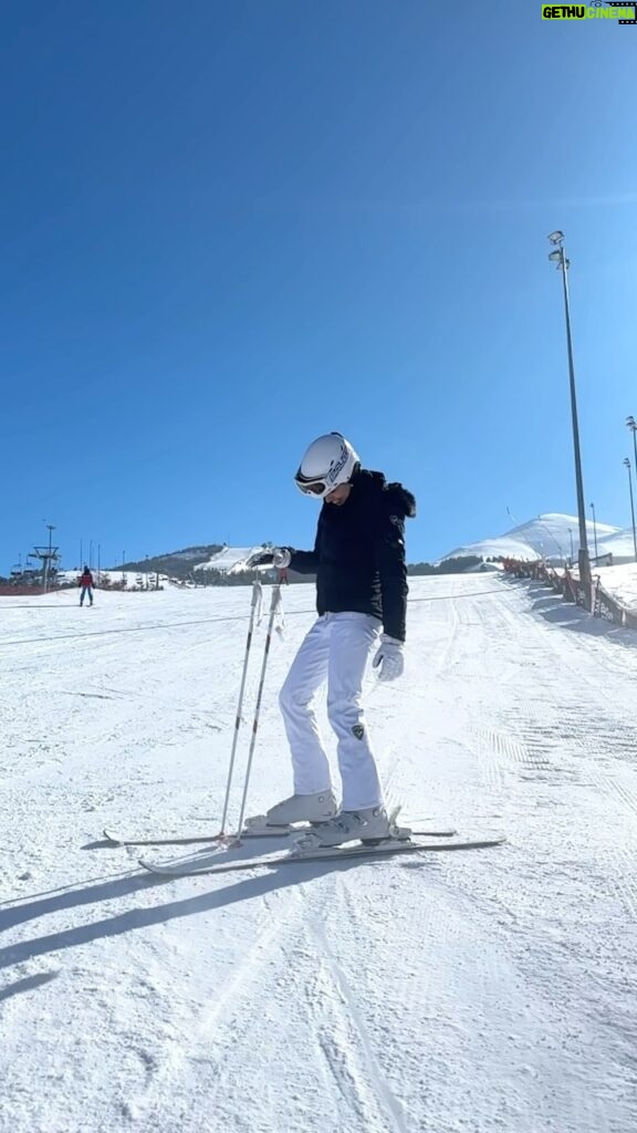 Beyza Şekerci Instagram - O zaman bu da bizden gelsin⛷️ Devamı çok yakında🎿 🎥 @iremyanik 🫶🏻