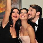 Beyza Şekerci Instagram - Bu hayatta iyi bir dostunuz varsa size hem arkadaş, hem sırdaş, hem abla, hem kardeş olabiliyorsa, sizin ona ihtiyacınız varken sizi arıyor, bir anda aklınıza düştüğünde o da sizi düşünüyorsa ve en anlaşamadığınız konu da bile düşüncelerinizi korkusuzca söylediğinizde anlaşılacağınıza eminseniz, her koşulda birlikte çok güçlü olduğunuzu hissediyorsanız, kalbinizde uçuşan kaygılarınız onunkiyle sözsüz anlaşabiliyorsa, her süreci birlikte atlatabiliyorsanız, onun mutluluğu size huzur veriyor, mutsuzluğu tedirginlik yaratıyorsa o insana sımsıkı sarılın.. Ben öyle yaptım, her gün kalbine hayranlık beslediğim bu güzel yüreğin bende değeri çok büyük. Hangi kelimeleri kullansam, en süslü cümlelerimi de yazsam bendeki yerini anlatmalara doyamam.. iyiki varsın bergümm.. Azmine, gücüne, iradene, kalbine, yüreğine karşılıksız herkese yetişine hayranım.. Seni çok seviyorum, iyiki doğdun🥳🙌🏻 @berguzarkorel