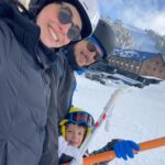 Beyza Şekerci Instagram – Bu hikaye 5 yıllık⛷️ İlk fotoğraf birkaç saat öncesinin🙌🏻
Biz zaten yıllardır müptelasıydık, Engin ile ilk günden beri hayatımızda hep vardı kayak, Can doğunca tempo düşer mi acaba derken işi terse çevirmişiz, şimdi daha iyi anlıyorum. İyiki de yapmışız🫶🏻❄️☃️
Bugün artık 3’ümüz birlikte kayabiliyoruz, 
Can’ın yolu biraz daha var ama cesareti ve inancını görünce dedim ki doğru yoldayız⛷️
👉🏻Fotoğrafları kaydırırsanız 5 yıllık bir özet sizi bekliyor🫶🏻