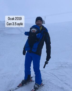 Beyza Şekerci Instagram - Bu hikaye 5 yıllık⛷️ İlk fotoğraf birkaç saat öncesinin🙌🏻
Biz zaten yıllardır müptelasıydık, Engin ile ilk günden beri hayatımızda hep vardı kayak, Can doğunca tempo düşer mi acaba derken işi terse çevirmişiz, şimdi daha iyi anlıyorum. İyiki de yapmışız🫶🏻❄️☃️
Bugün artık 3’ümüz birlikte kayabiliyoruz, 
Can’ın yolu biraz daha var ama cesareti ve inancını görünce dedim ki doğru yoldayız⛷️
👉🏻Fotoğrafları kaydırırsanız 5 yıllık bir özet sizi bekliyor🫶🏻