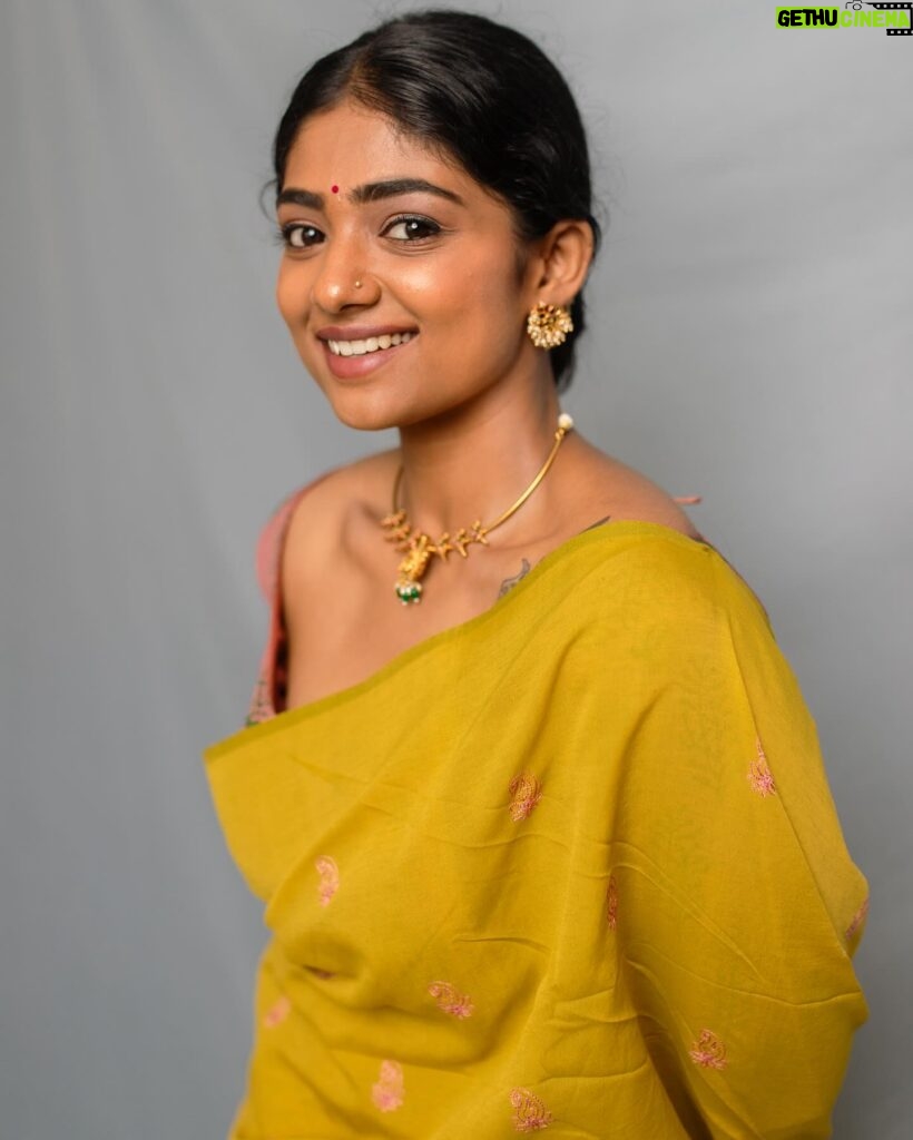 Bhoomi Shetty Instagram - •ಕಣ್ಸೆಳೆತ• . 🧿🧿 . Styling @_shilpa_hegde . Photographer @thema.rudrani . Jewellery @anu_manasa__actor . Hairstylist @k_e_e_r_t_h_i__0_5 . Makeup ಭೂMeee . . . . . . . . . . #alittlebrowngirl #bhoomishetty #biker #actor #kannadigaru #eyes #smile #instagram #jackie #puneethrajkumar #photooftheday #photography #outfit #saree #styleblogger