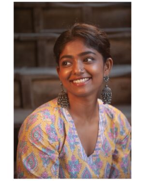 Bhoomi Shetty Instagram - I smile because I’ve no idea what’s going on🤪
.
My real expression is in the last pic after receiving tons of pictures from @balajimanoharphotography ❤️
.
.
Top @silayibazi 
Jewellery @deeluxesoul_ 
.
.
.
.
#alittlebrowngirl #bhoomishetty #photooftheday #bangalore #streetphotography #balajimanohar