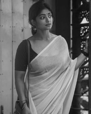 Bhoomi Shetty Instagram - The stars nodded,
The ocean agreed,
The flowers chorused,
"Bloom now---bloom free".
-------rise again. 
.
.
.
📸 @balajimanoharphotography 
.
.
.
.
.
.
.
.
.
.
#alittlebrowngirl #bhoomishetty #actress #biker #saree #photooftheday #photowalk #grateful #traditional #girlnextdoor #digitalart #flowers #viral