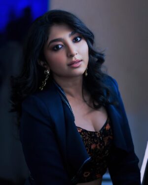 Bhoomi Trivedi Instagram - ✨

Stylist :- @styledbysujata
Style Team :- @ashwinishajigeorge13 , @_jyoti_808
Outfit:- @orthodox_design
Jewellery:- @bellofox