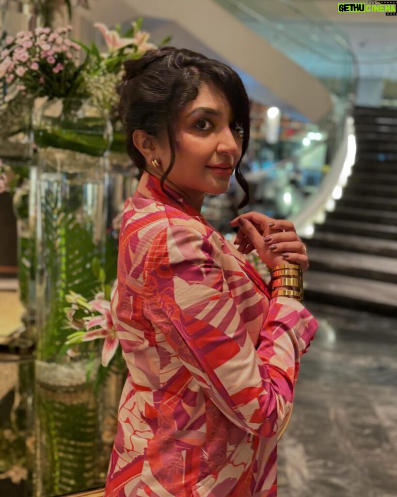 Bhoomi Trivedi Instagram - 🦩 Outfit:- @mandirawirkhq Jewellery :- @dipitreats
