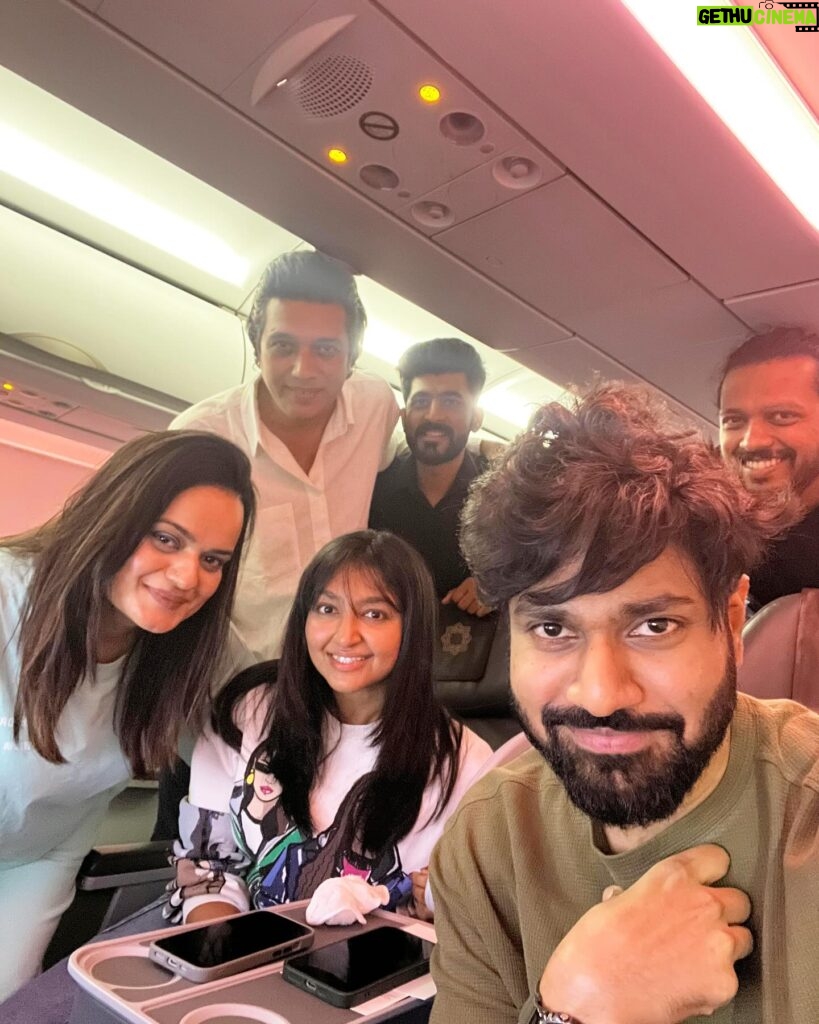 Bhoomi Trivedi Instagram - Off to Abu Dhabi for #MithoonLive [Abu dhabi Mithoon Live Music ]