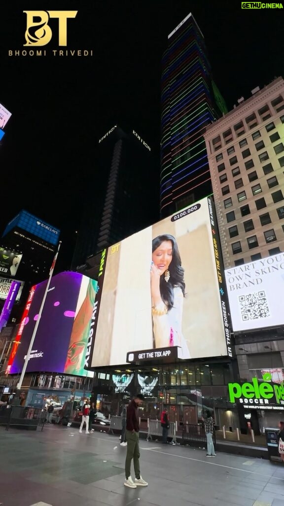 Bhoomi Trivedi Instagram - “Mogal Aaraadh” at The Time Sqaure, New York ✨ @timessquarenyc તમારા સાથ સહકાર અને પ્રેમ બદલ દિલ થી આભાર ❤️🙏 🎥 @dhwanik_sheth 🎞️ _.kishanpatel @radhika188 @piyugadhvi @keshavtyohar @blackacidproduction [Mogal Aaraadh, Maa Mogal, Bhoomi Trivedi, Piyu Gadhvi, Devotional, Spiritual, Navratri ]