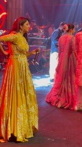 Bhoomi Trivedi Instagram - Headphones 🎧 recommended What a moment for the couple on stage to cherish as they celebrate their Big Day with @mithoon11 & his music @mohammedirfanali at his best ✨ Grateful to share the stage. [ MithoonLive Delhi ]