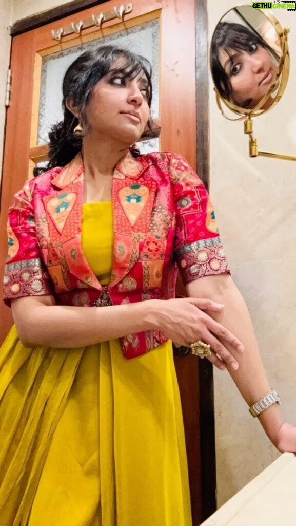 Bhoomi Trivedi Instagram - The Wedding Pulaao 🥂 #sslive #kandla Stylist : @styledbysujata Assistant: @salonitandel_ Outfit:- @qunic.official