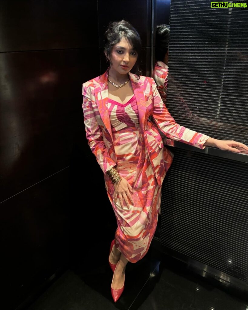 Bhoomi Trivedi Instagram - 🦩 Outfit:- @mandirawirkhq Jewellery :- @dipitreats