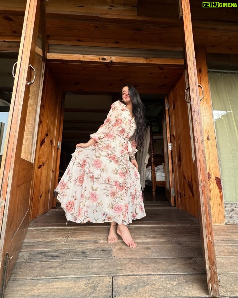 Bhoomika Mirchandani Instagram - Meaning of the song “Boohe Baariyan”: Skip all doors, windows and even walls too.. come to me by becoming wind ♥️ Dress: @forevernew_india