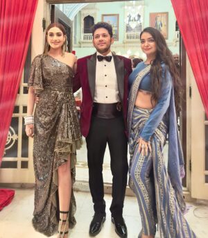 Bhoomika Mirchandani Instagram - Using my outfit’s trail to make people “fall” for (because of) me 🙂 Literally! 👀

Outfit: @manishmalhotraworld
