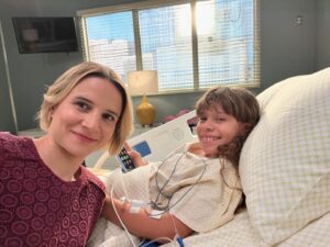 Bianca Comparato Instagram - É uma honra fazer participação numa serie que sou fã há 20 anos. Lembro de ver @greysabc Greys ainda adolescente. É uma das minhas series favoritas. Estar na vigesima temporada é a realização de um sonho, que nem sabia que era possível.
Ainda mais podendo interpretar uma brasileira, mostrar nossa cultura pro mundo e estar ao lado de um grande talento brasileiro que é o @bskubs Beto Skubs, roteirista e produtor da série.

Tive o privilégio de ser dirigida por uma lenda da televisão americana, a @therealdebbieallen Debbie Allen, artista que sou muito fã e que não só dirige mas também é produtora executiva da serie. E atriz. (Fez ate uma aparição rápida no episódio, vocês viram?)

Alem dela, fui muito bem recebida por toda equipe e elenco, principalmente a veterana, @caterinascorsone , que foi muito generosa e gentil comigo, me deixando mais do que a vontade no set.

Mas o melhor de tudo é receber o carinho e amor de vocês. É por isso e pra isso que sou atriz. Essa onda de amor da web, é um grande presente.  As palavras não dão vazão pro que  estou sentindo.

Com amor sempre.
Bora Brasil!!!!
Page Cardio 🇧🇷