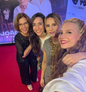 Bianca Comparato Instagram - dump da pré-estreia de JOÃO SEM DEUS no visegimo quinto festival do rio, inaugurando a exibição de séries. noite cheia de pessoas que amo…

styling @ritalazzarotti 
obrigada, merci, grazie, gracias, thank you @miumiu 
e @prasiofficial ✨
beleza @cami.nhante 

Louca pra vocês assistirem a série que estreia dia 13/10, sim… sexta-feira 13 :)) no @canalbrasil e pra quem tem @globoplay mais canais. 

Uma série escrita pela talentosíssima amiga @patriciacorso81 e genio @_leonardo_moreira. Criado por @giulianocedroni. 
Dirigido por @marinaperson 
No elenco os maravilhosos @antoniosaboia @marconaniniator @karineteles @mariaclarastrambi Produzido pela @ventrestudio, liderado pelas maravilhosas @paula.cosenza e @justineotondo 
obrigada @canalbrasil e @tvioficial 
Obrigada toda equipe maravilhosa, composta majoritariamente por mulheres.

A série conta o que aconteceu oito dias antes do João de Deus se entregar pra policia.  E diferente de muitas histórias de True Crime o ponto de vista não é dele, mas de suas vitimas.
