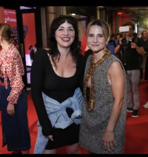 Bianca Comparato Instagram - dump da pré-estreia de JOÃO SEM DEUS no visegimo quinto festival do rio, inaugurando a exibição de séries. noite cheia de pessoas que amo…

styling @ritalazzarotti 
obrigada, merci, grazie, gracias, thank you @miumiu 
e @prasiofficial ✨
beleza @cami.nhante 

Louca pra vocês assistirem a série que estreia dia 13/10, sim… sexta-feira 13 :)) no @canalbrasil e pra quem tem @globoplay mais canais. 

Uma série escrita pela talentosíssima amiga @patriciacorso81 e genio @_leonardo_moreira. Criado por @giulianocedroni. 
Dirigido por @marinaperson 
No elenco os maravilhosos @antoniosaboia @marconaniniator @karineteles @mariaclarastrambi Produzido pela @ventrestudio, liderado pelas maravilhosas @paula.cosenza e @justineotondo 
obrigada @canalbrasil e @tvioficial 
Obrigada toda equipe maravilhosa, composta majoritariamente por mulheres.

A série conta o que aconteceu oito dias antes do João de Deus se entregar pra policia.  E diferente de muitas histórias de True Crime o ponto de vista não é dele, mas de suas vitimas.