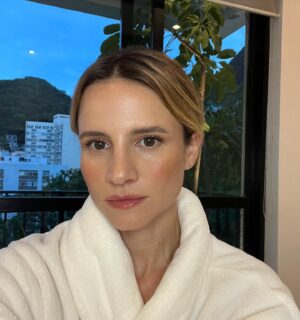 Bianca Comparato Instagram - dump da pré-estreia de JOÃO SEM DEUS no visegimo quinto festival do rio, inaugurando a exibição de séries. noite cheia de pessoas que amo…

styling @ritalazzarotti 
obrigada, merci, grazie, gracias, thank you @miumiu 
e @prasiofficial ✨
beleza @cami.nhante 

Louca pra vocês assistirem a série que estreia dia 13/10, sim… sexta-feira 13 :)) no @canalbrasil e pra quem tem @globoplay mais canais. 

Uma série escrita pela talentosíssima amiga @patriciacorso81 e genio @_leonardo_moreira. Criado por @giulianocedroni. 
Dirigido por @marinaperson 
No elenco os maravilhosos @antoniosaboia @marconaniniator @karineteles @mariaclarastrambi Produzido pela @ventrestudio, liderado pelas maravilhosas @paula.cosenza e @justineotondo 
obrigada @canalbrasil e @tvioficial 
Obrigada toda equipe maravilhosa, composta majoritariamente por mulheres.

A série conta o que aconteceu oito dias antes do João de Deus se entregar pra policia.  E diferente de muitas histórias de True Crime o ponto de vista não é dele, mas de suas vitimas.