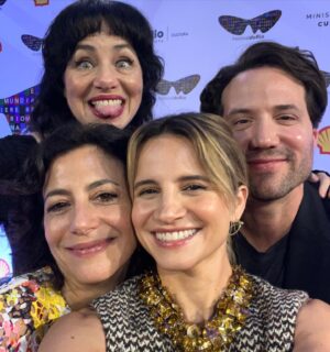 Bianca Comparato Instagram - dump da pré-estreia de JOÃO SEM DEUS no visegimo quinto festival do rio, inaugurando a exibição de séries. noite cheia de pessoas que amo…

styling @ritalazzarotti 
obrigada, merci, grazie, gracias, thank you @miumiu 
e @prasiofficial ✨
beleza @cami.nhante 

Louca pra vocês assistirem a série que estreia dia 13/10, sim… sexta-feira 13 :)) no @canalbrasil e pra quem tem @globoplay mais canais. 

Uma série escrita pela talentosíssima amiga @patriciacorso81 e genio @_leonardo_moreira. Criado por @giulianocedroni. 
Dirigido por @marinaperson 
No elenco os maravilhosos @antoniosaboia @marconaniniator @karineteles @mariaclarastrambi Produzido pela @ventrestudio, liderado pelas maravilhosas @paula.cosenza e @justineotondo 
obrigada @canalbrasil e @tvioficial 
Obrigada toda equipe maravilhosa, composta majoritariamente por mulheres.

A série conta o que aconteceu oito dias antes do João de Deus se entregar pra policia.  E diferente de muitas histórias de True Crime o ponto de vista não é dele, mas de suas vitimas.