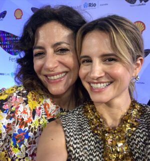 Bianca Comparato Instagram - dump da pré-estreia de JOÃO SEM DEUS no visegimo quinto festival do rio, inaugurando a exibição de séries. noite cheia de pessoas que amo…

styling @ritalazzarotti 
obrigada, merci, grazie, gracias, thank you @miumiu 
e @prasiofficial ✨
beleza @cami.nhante 

Louca pra vocês assistirem a série que estreia dia 13/10, sim… sexta-feira 13 :)) no @canalbrasil e pra quem tem @globoplay mais canais. 

Uma série escrita pela talentosíssima amiga @patriciacorso81 e genio @_leonardo_moreira. Criado por @giulianocedroni. 
Dirigido por @marinaperson 
No elenco os maravilhosos @antoniosaboia @marconaniniator @karineteles @mariaclarastrambi Produzido pela @ventrestudio, liderado pelas maravilhosas @paula.cosenza e @justineotondo 
obrigada @canalbrasil e @tvioficial 
Obrigada toda equipe maravilhosa, composta majoritariamente por mulheres.

A série conta o que aconteceu oito dias antes do João de Deus se entregar pra policia.  E diferente de muitas histórias de True Crime o ponto de vista não é dele, mas de suas vitimas.