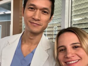 Bianca Comparato Instagram - É uma honra fazer participação numa serie que sou fã há 20 anos. Lembro de ver @greysabc Greys ainda adolescente. É uma das minhas series favoritas. Estar na vigesima temporada é a realização de um sonho, que nem sabia que era possível.
Ainda mais podendo interpretar uma brasileira, mostrar nossa cultura pro mundo e estar ao lado de um grande talento brasileiro que é o @bskubs Beto Skubs, roteirista e produtor da série.

Tive o privilégio de ser dirigida por uma lenda da televisão americana, a @therealdebbieallen Debbie Allen, artista que sou muito fã e que não só dirige mas também é produtora executiva da serie. E atriz. (Fez ate uma aparição rápida no episódio, vocês viram?)

Alem dela, fui muito bem recebida por toda equipe e elenco, principalmente a veterana, @caterinascorsone , que foi muito generosa e gentil comigo, me deixando mais do que a vontade no set.

Mas o melhor de tudo é receber o carinho e amor de vocês. É por isso e pra isso que sou atriz. Essa onda de amor da web, é um grande presente.  As palavras não dão vazão pro que  estou sentindo.

Com amor sempre.
Bora Brasil!!!!
Page Cardio 🇧🇷