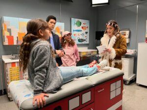 Bianca Comparato Instagram - É uma honra fazer participação numa serie que sou fã há 20 anos. Lembro de ver @greysabc Greys ainda adolescente. É uma das minhas series favoritas. Estar na vigesima temporada é a realização de um sonho, que nem sabia que era possível.
Ainda mais podendo interpretar uma brasileira, mostrar nossa cultura pro mundo e estar ao lado de um grande talento brasileiro que é o @bskubs Beto Skubs, roteirista e produtor da série.

Tive o privilégio de ser dirigida por uma lenda da televisão americana, a @therealdebbieallen Debbie Allen, artista que sou muito fã e que não só dirige mas também é produtora executiva da serie. E atriz. (Fez ate uma aparição rápida no episódio, vocês viram?)

Alem dela, fui muito bem recebida por toda equipe e elenco, principalmente a veterana, @caterinascorsone , que foi muito generosa e gentil comigo, me deixando mais do que a vontade no set.

Mas o melhor de tudo é receber o carinho e amor de vocês. É por isso e pra isso que sou atriz. Essa onda de amor da web, é um grande presente.  As palavras não dão vazão pro que  estou sentindo.

Com amor sempre.
Bora Brasil!!!!
Page Cardio 🇧🇷