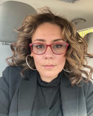 Bibiana Navas Instagram - Paso a desearles un mes de Marzo maravilloso 🥰lleno de aprendizaje y felicidad . Y a preguntar a las “cuarentonas” como yo … no les pasa que en estos maravillosos 40’s .. por alguna razón se empiezan a comportar como si tuvieran 20? 🤭 o soy solo yo ? Los leo #sweet40 #40 😂