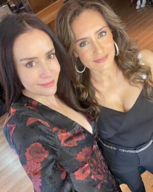 Bibiana Navas Instagram - Mi #tbt de hoy ,recordando esta bella experiencia en #lanietaelegida con mi personaje de #clemencia y está hermosa actriz Companera que quiero mucho @cristicampuzano 🥰❤️@canalrcn