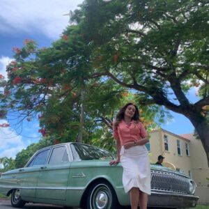 Bibiana Navas Instagram - 70’s que linda época los 70… amo esos carros .. esto fue una grabación en #miami que luego les contaré… ❤️🥰