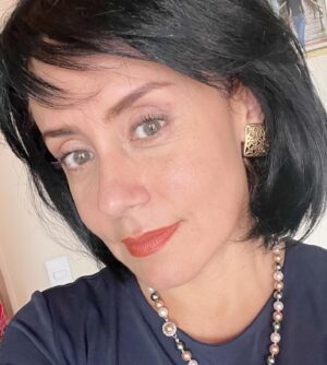 Bibiana Navas Instagram - Me encanta jugar a otros jejeej .. mirando looks en pruebas de vestuario y maquillaje para #elviajedealicia con @kristal @sebastiangarcianavas .. como me veo de pelo negro ?? 😜😜@mariadelrosariomanager #indifilm #indifilmmakers ♥️🎥