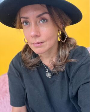 Bibiana Navas Instagram - Cada vez me convenzo mas de que las relaciones son un espejo maravilloso para reflejar nuestro lado oscuro y el de nuestro partner ! Yo por ejemplo tengo la valentía para ver el mío .. y tú? Tu pareja tiene la valentía de mirar su lado oscuro , se necesita disposición y coraje para poder trabajar juntos y espejarse mutuamente para la evolución de cada uno y de la relación . Que opinan ? Los leo .. #parejas #ladooscuro #sombra