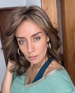 Bibiana Navas Instagram - “La historia que compartes con tu familia comenzó antes de que te concibieran , en tu forma biología más temprana , la del ovulo no fertilizado ya estás compartiendo un entorno familiar con tú madre y tu abuela “ MArk Wolynn  Por eso mismo creo que es muy importante hacernos terapias de constelaciones familiares , es importante romper la cadena , el patrón de nuestros ancestros para vivir una vida libre y no una repetición de lo que no fue o quizo ser nuestra abuela , bisabuela etc de ahí para atrás  #hasterapia #terapia ❤️🥰