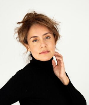 Bibiana Navas Instagram - Asumirse es sentir y aprender a vivir desde adentro , si! Siente ! Sentir todo es la clave porque aunque a veces duela, las emociones están creadas para decirnos qué llevamos en el corazón y qué debemos transformar para nuestra liberación ❤️‍🔥❤️