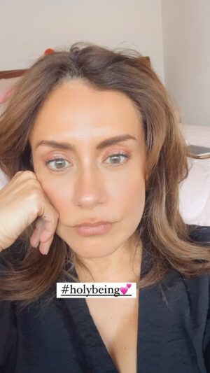 Bibiana Navas Instagram - Cuando te das cuenta en el camino hacia #hollywood que ….. la cuestión es diferente …🎥🎥🎥😜😜😜 No estoy diciendo que abandonar los sueños estoy diciendo que en el camino te vas convirtiendo en la mejor versión de ti y eso es lo que importa 🙏❤️