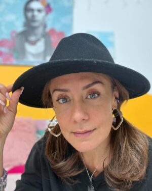 Bibiana Navas Instagram - Cada vez me convenzo mas de que las relaciones son un espejo maravilloso para reflejar nuestro lado oscuro y el de nuestro partner ! Yo por ejemplo tengo la valentía para ver el mío .. y tú? Tu pareja tiene la valentía de mirar su lado oscuro , se necesita disposición y coraje para poder trabajar juntos y espejarse mutuamente para la evolución de cada uno y de la relación . Que opinan ? Los leo .. #parejas #ladooscuro #sombra