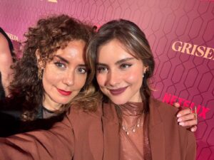 Bibiana Navas Instagram - Last night en la premier de #griselda , BUENÍSIMA !! Uf que orgullo todo ese talento colombiano 💕 @sofiavergara , mi queridísimo @christiantappan , la adorada @julieticarestrep0 @diegotrujillo , realmente todo el elenco de primera , que emoción 🙏☺️ ahí estaremos pegados a @netflixcolombia el 25 de enero.  Yo con mi adorada hija @itsfrancissca súper fans de todos 😜