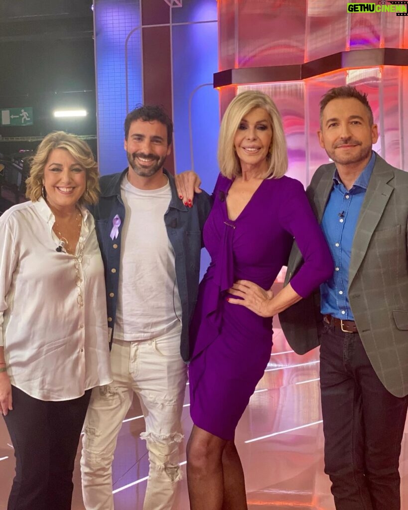 Bibiana Fernández Instagram - En @tardeartv pasando la tarde, feliz día a todas @susanadiazandalucia @jennyllada @albertosotillos @frankblanco_oficial