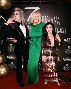 Bibiana Fernández Instagram - Empiezo mirando hacia atrás, pera recordar todo lo que la vida me regalo anoche, voy a estar subiendo hasta los 71, porque anoche la borrachera fue de amor, nada y lo digo con conocimiento de causa, embriaga tanto esto es una pequeña muestra de una noche inolvidable 📸 @pepinomarino a la noche subiré otras que me mandaron por witransfer pero yo no me hago con el, pero tengo que dar muchas gracias a todos @club.magno y a dos mujeres infinitas dos hadas madrinas no lo hubiera podido celebrar sin ellas @mariamarina y mi @_valeriavegas_ , me voy a ensayar agonizando, también quiero dar las gracias a tantas muestras de cariño por aquí, no conteste porque no doy a basto 🙏🏻❤️🌹