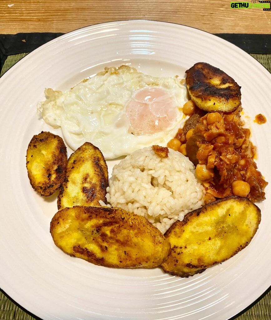 Bibiana Fernández Instagram - No hice la torrija, pero viaje a cuba, este arroz le hubiera puesto picadillo, pero no tenía carne picada, plátano macho, maduro frito en manteca huevo arroz, y una ropa vieja de apaño 🤷‍♀️ cuidadito en las carreteras yo a tocarme…….. ❤️