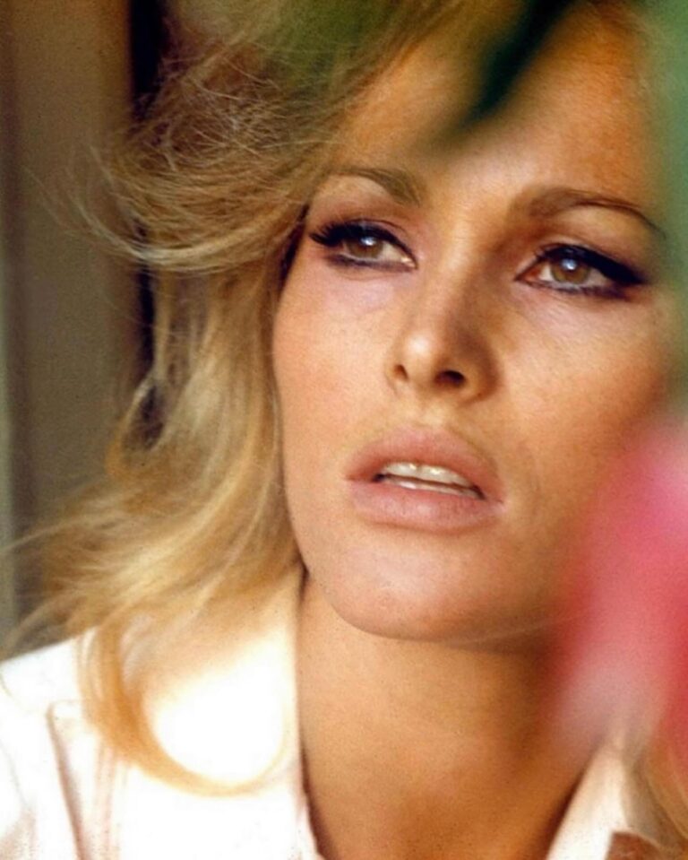 Bibiana Fernández Instagram - Este faro cumple 88 años hoy, para mi fue esencial en mi vida felicidades #ursulaandress y aprovecho para felicitar a mi padre , a mi compadre por partida doble se llama Jose Manuel, a todos los padre a Valencia ciudad que amo, feliz dia a todos ❤️‍🔥