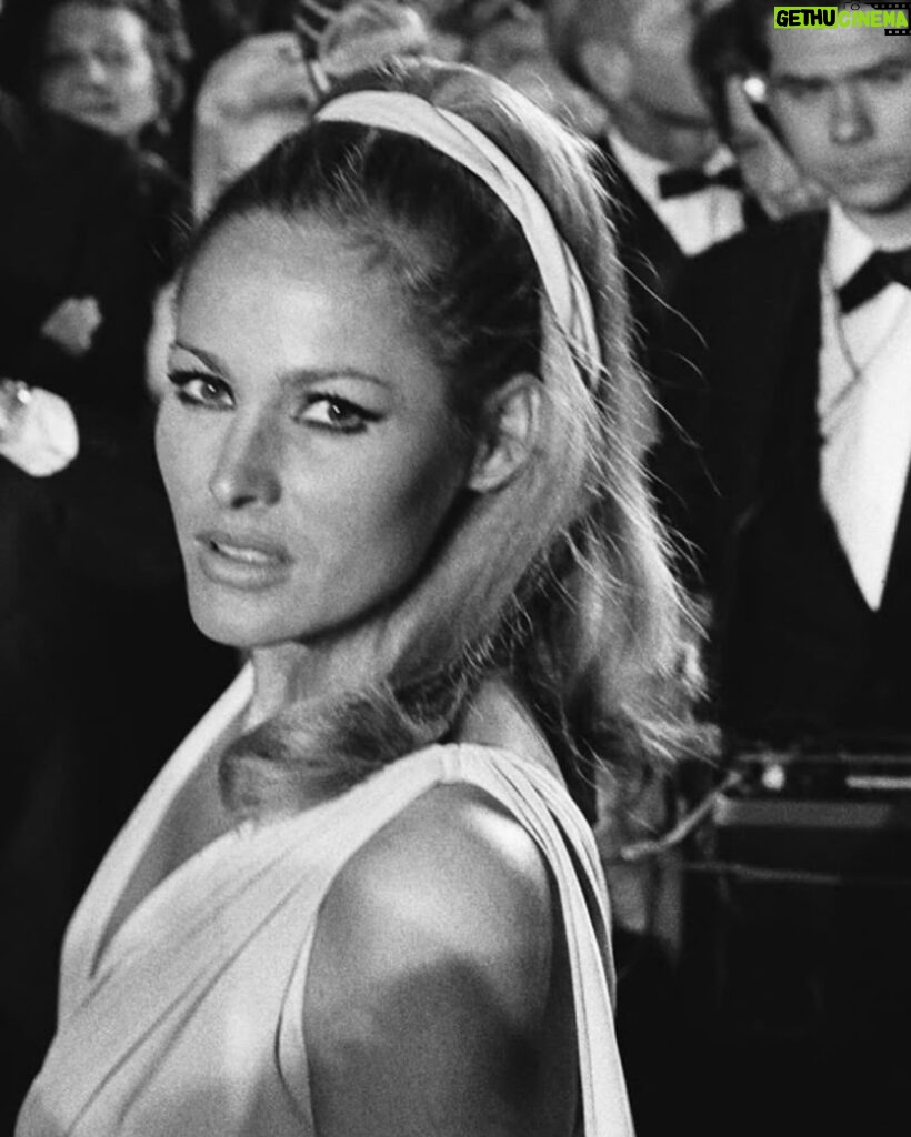 Bibiana Fernández Instagram - Este faro cumple 88 años hoy, para mi fue esencial en mi vida felicidades #ursulaandress y aprovecho para felicitar a mi padre , a mi compadre por partida doble se llama Jose Manuel, a todos los padre a Valencia ciudad que amo, feliz dia a todos ❤️‍🔥