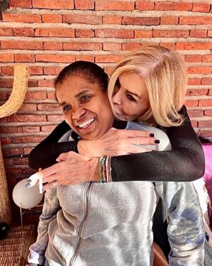 Bibiana Fernández Instagram - Mañana 13 esta que escribe cumple 70 años, vividos quemados bebidos solo tengo palabras de gratitud para con la vida, estoy tan feliz como desbordada, pero quien se va a quejar de tener trabajo, desafíos nuevos,  como cantaba la gran #mercedessosa gracias vida ❤️