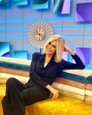 Bibiana Fernández Instagram - Mañana 13 esta que escribe cumple 70 años, vividos quemados bebidos solo tengo palabras de gratitud para con la vida, estoy tan feliz como desbordada, pero quien se va a quejar de tener trabajo, desafíos nuevos,  como cantaba la gran #mercedessosa gracias vida ❤️